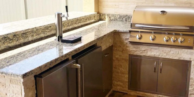 An outdoor kitchen with granite countertops