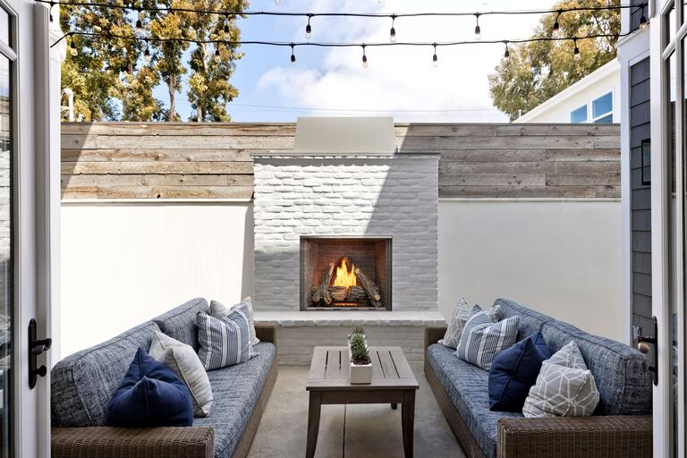 An outdoor gas fireplace by Outdoor Lifestyles by HHT